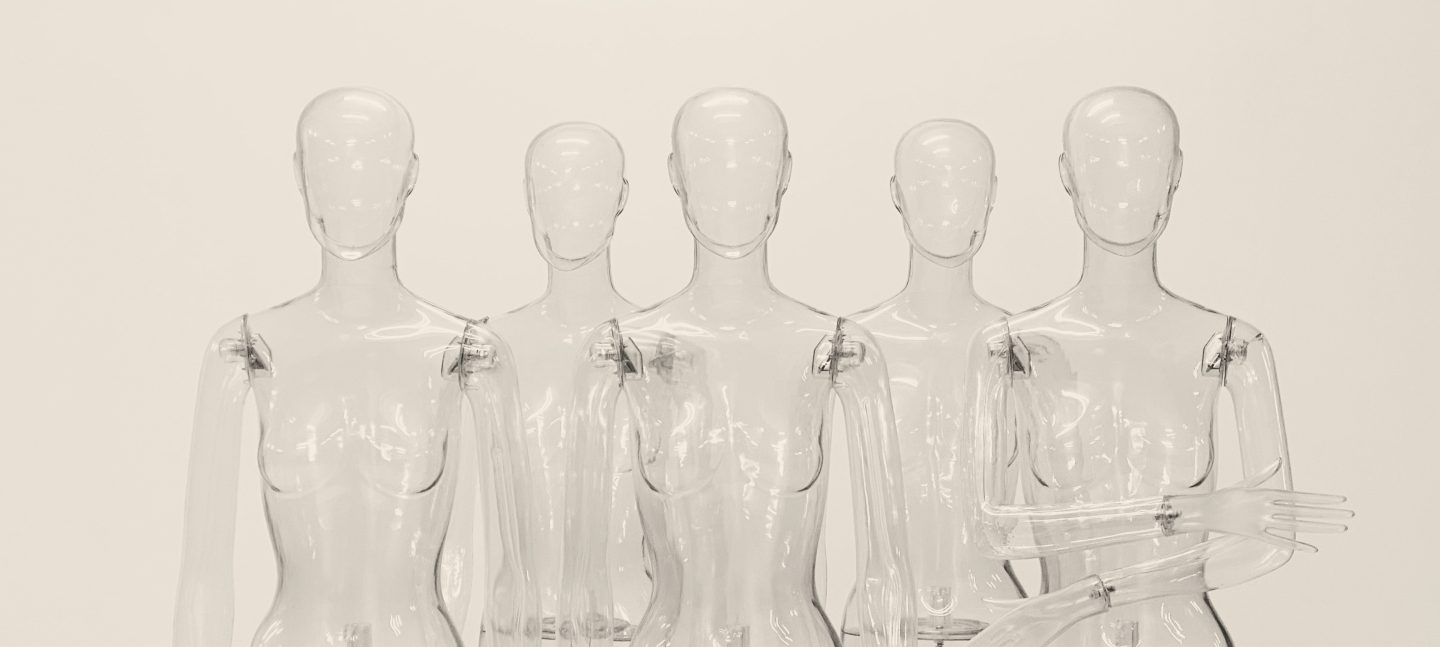 Transparente Figuren in einer Reihe.